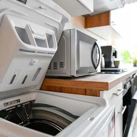 Modernes Altmarkt Mit Parkplatz 4 Gaeste 55qm Waschmaschine Wlan Netflix Terrasse דירה *